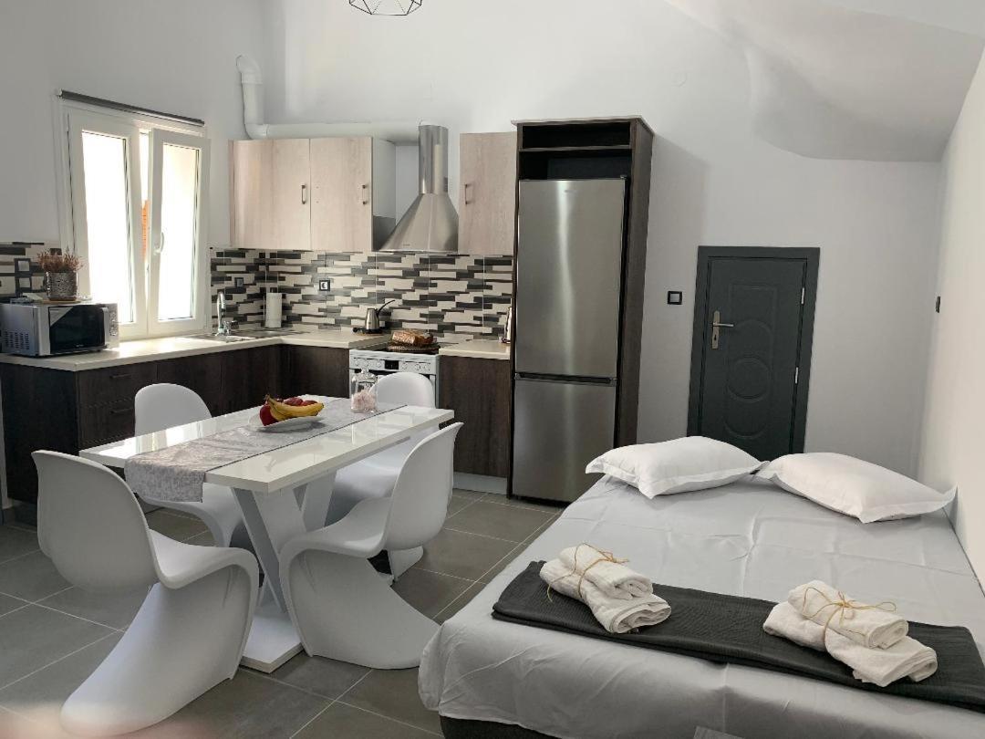 Thania's House ,4 Minutes From The Center Of Hermoulis Apartment